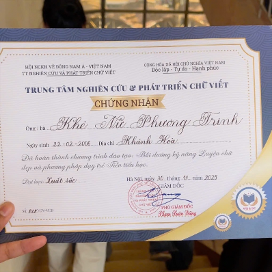 Khê Nữ Phương Trinh